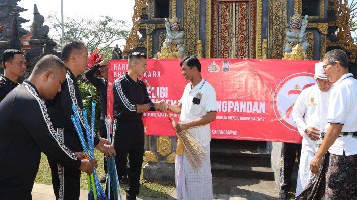Kapolres Karanganyar, AKBP Jerrold Hendra Yosef Kumontoy menyerahkan bantuan alat kebersihan kepada pengurus Pure Kyayi Gusti Ageng Pemacekan di Desa/Kecamatan Karangpandan Kabupaten Karanganyar, Jumat (21/6/2024).