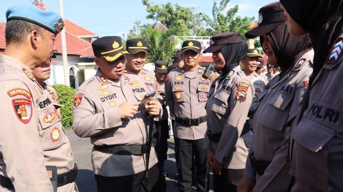 Kapolres Kudus AKBP Dydit Dwi Susanto menyidak handphone para anggota kepolisian Polres Kudus untuk mencegah judi online.