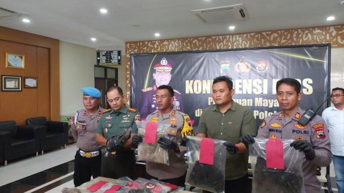 Kapolres Sukoharjo AKBP Sigit saat menunjukkan barang bukti yang ditemukan di lokasi penemuan jasad perempuan bernama Serlina yang diduga dibunuh di Desa Jatisobo, Polokarto di Mapolres Sukoharjo, Kamis (18/4/2024).
