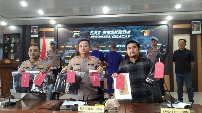KONFERENSI PERS - Kapolresta Cilacap bersama Wakapolresta Cilacap dan Kasat Reskrim saat memberikan keterangan kepada media terkait kasus pengeroyokan di Kelurahan Gumilr beberapa hari lalu, Selasa (22/4/2025). Akibat aksi pengeroyokan itu, korban mengalami belasan luka tusuk di bagian tubuhnya.