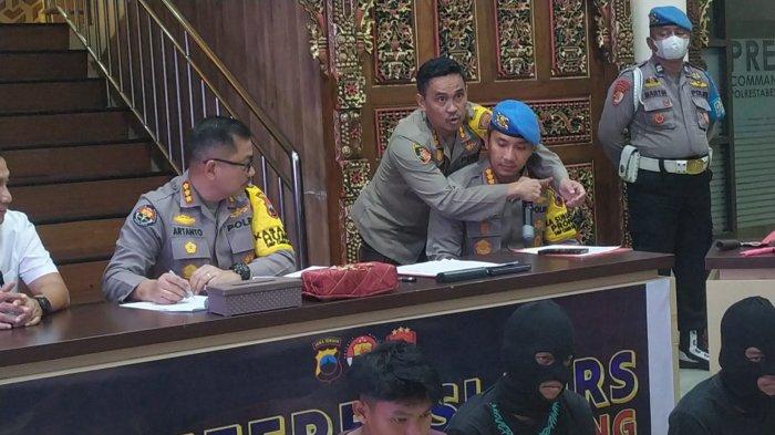 Kapolrestabes Semarang Kombes Irwan Anwar bersama Kabid Propam Polda Jateng Kombes Aris Supriyono memperagakan posisi tangan SA yang merangkul tubuh DA dari arah belakang ketika ditembak Aipda Robig, di Mapolrestabes Semarang, Rabu (27/11/2024).