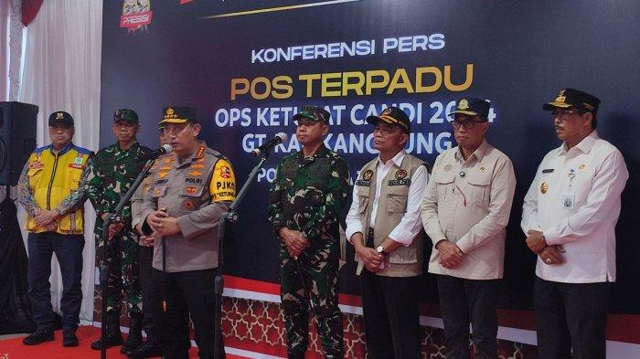 Kapolri Jenderal Listyo Sigit Prabowo didampingi Panglima TNI Jenderal TNI Agus Subiyanto,  Menhub Budi Karya Sumadi, dan Menteri  PMK Muhadjir Effendy menyampaikan hasil pantuan dari persiapan menyambut arus mudik di wilayah Jawa Tengah, di  Gerbang Tol Kalikangkung, Kota Semarang, Rabu (3/4/2024) sore.