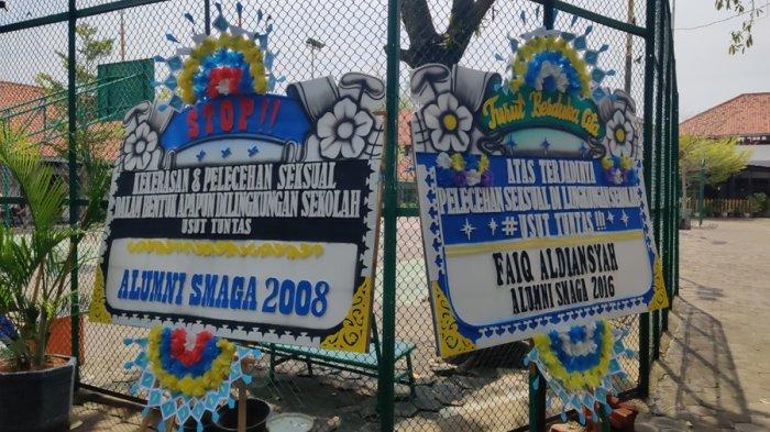 Sebagian karangan bunga kiriman alumni yang memenuhi halaman SMA Negeri 3 Kota Pekalongan, Jumat (4/10/2024).