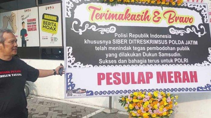 Karangan bunga yang dikirim pesulap merah ke Polda Jatim.