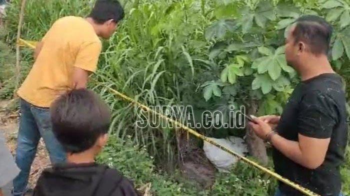 Karung warna putih berisi jasad manusia yang ditemukan di Jl Raya Totok Kerot Desa Bulupasar, Kecamatan Pagu, Kabupaten Kediri, Sabtu (8/7/2023).