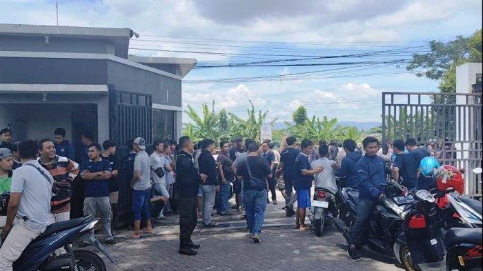 190 karyawan PT Anugerah Grafika, Margorejo, Pati, berkumpul di luar pabrik, Selasa (22/4/2025). Mereka memutuskan hengkang dari perusahaan sebagai penolakan atas sistem outsourcing atau alih daya yang bakal diterapkan oleh perusahaan.