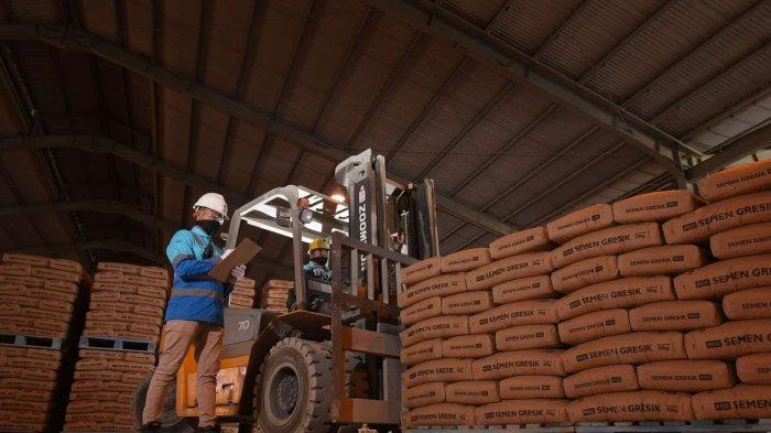 Karyawan PT SMOR sedang beraktivitas di operasional PT Semen Gresik Pabrik Rembang