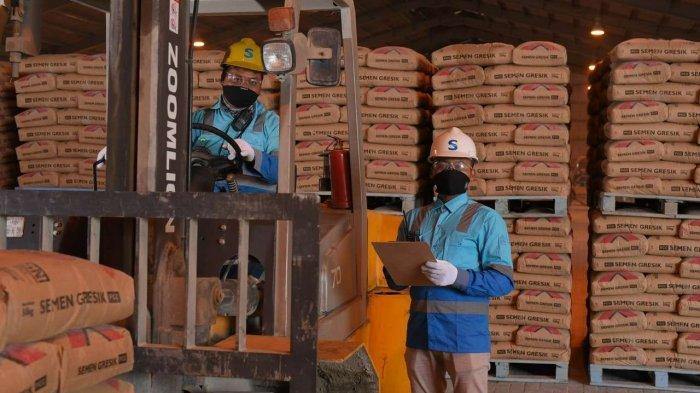 Karyawan PT SMOR sedang beraktivitas di operasional PT Semen Gresik Pabrik Rembang