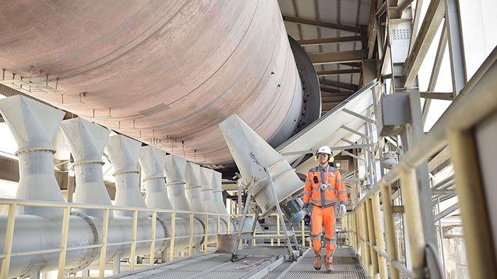 Karyawan PT Semen Gresik sedang mengontrol persediaan bahan baku produksi di storage area Pabrik Rembang.