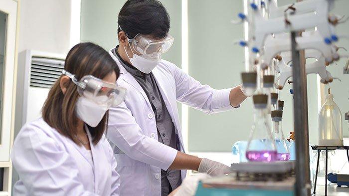 Karyawan PT Semen Gresik sedang menguji dan menganalisis bahan kimia di area Laboratorium Pabrik Rembang.