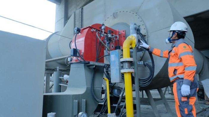 Karyawan Semen Gresik melakukan kontrol pada mesin energi Compressed Natural Gas (CNG) di area finish mill Pabrik Rembang.