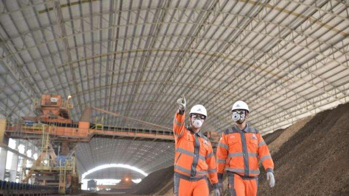 Karyawan Semen Gresik sedang melakukan pengecekan material di area storage Pabrik Rembang.