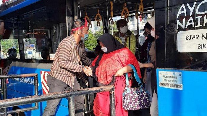 Karyawan Trans Semarang mengenakan kostum perjuangan saat melayani pengguna jasa, Selasa (16/8/2022).