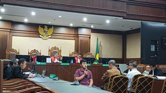 Karyawan magang di CV Delima Mandiri tahun 2014, Steven Saputra dihadirkan sebagai saksi dugaan korupsi pengadaan truk angkut personel 4WD dan RCV di Pengadilan Tipikor Jakarta Pusat, Kamis (23/1/2025).