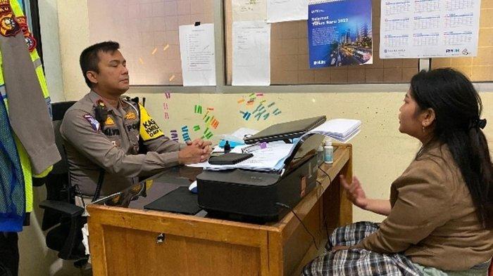 Kasatlantas Polresta Pekanbaru, Kompol Alvin Agung Wibawa saat meminta keterangan salah satu penumpang mobil yang menabrak sepeda motor hingga menewaskan satu keluarga di Pekanbaru, Riau, Rabu (1/1/2025).