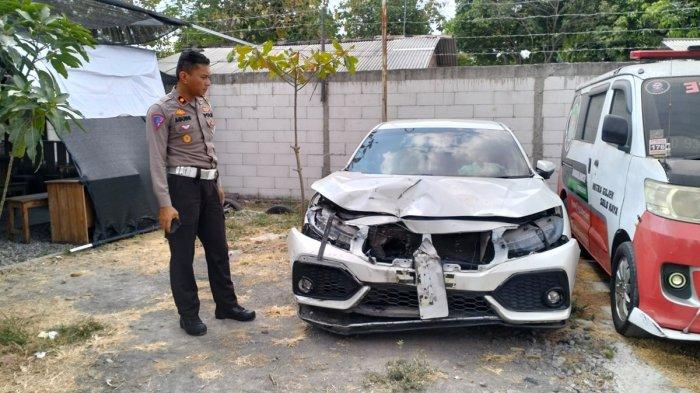 Kasatlantas Polresta Solo, Kompol Agung Yudiawan menunjukan mobil yang terlibat kecelakaan lalu lintas di Overpass Manahan Solo, Rabu (4/9/2024) dini hari. 