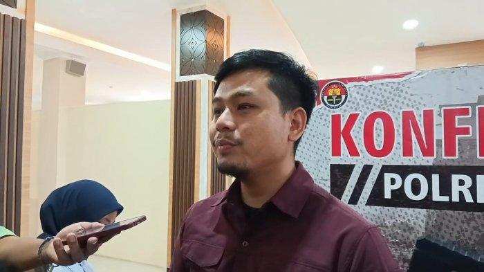 ADUAN WARGA - Kasatreskrim Polresta Solo, AKP Prastiyo Triwibowo memberikan keterangan kepada wartawan.
