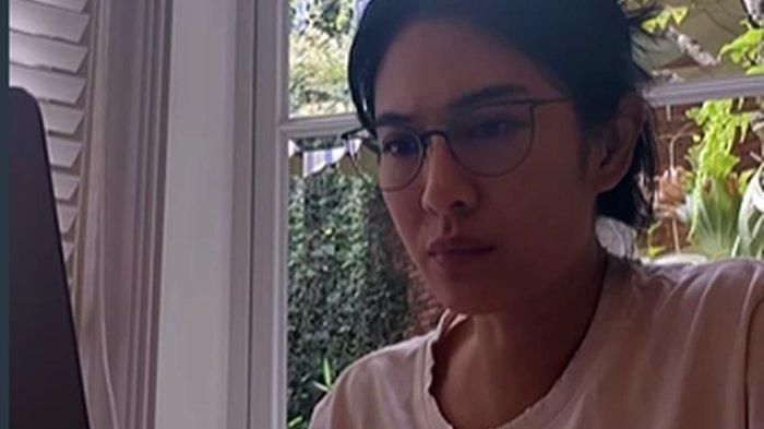 Artis peran Dian Sastrowardoyo mengunggah video sedang membuat skrip film melalui laman Instagram miliknya, Kamis (28/12/2023). Namun, pakaian yang dikenakan Dian membuat waeganet gagal fokus. Dia mengenakan kaus dengan bagian leher yang sudah melar.