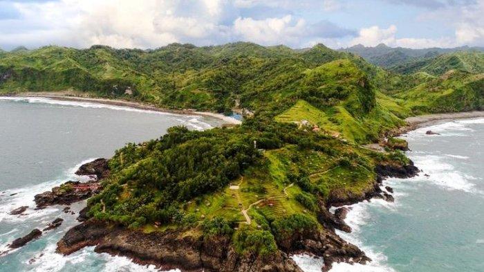 Kawasan Pantai Menganti menjadi bagian Geopark Karangsambung- Karangbolong, Kabupaten Kebumen, Jawa Tengah.