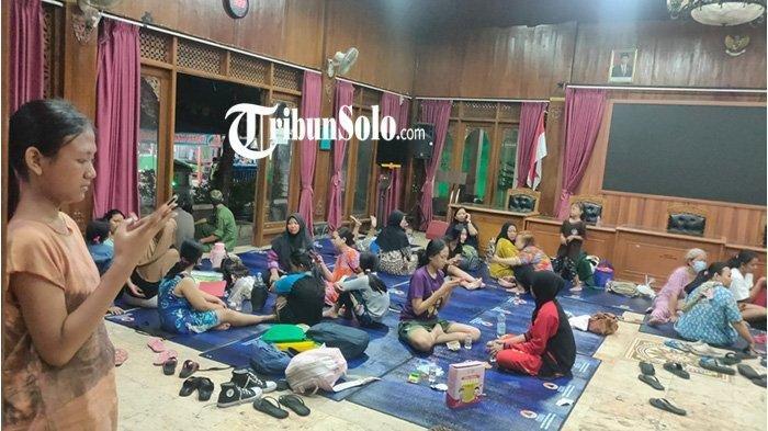 Sejumlah warga mengungsi di Pendapa Kelurahan Pasar Kliwon, Kecamatan Pasar Kliwon, Solo, Selasa (3/10/2023) malam akibat kejadian kebakaran gudang rongsok.