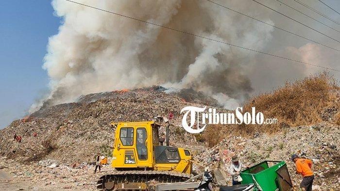 Kebakaran TPA Putri Cempo di Kelurahan Mojosongo, Kecamatan Jebres Surakarta, Sabtu (16/9/2023).