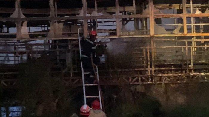 Sebuah bangunan di tempat wisata Taman Bunga Celosia, Kecamatan Bandungan, Kabupaten Semarang pada Selasa (6/8/2024) sore. Para petugas pemadam kebakaran masih memadamkan api. (TRIBUN JATENG/REZA GUSTAV)