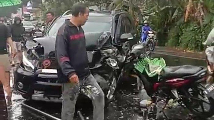 POTRET kondisi kecelakaan beruntun yang melibatkan empat kendaraan terjadi di Jalan Raya Ajibarang - Cilongok, Kabupaten Banyumas, Minggu (9/6/2024).