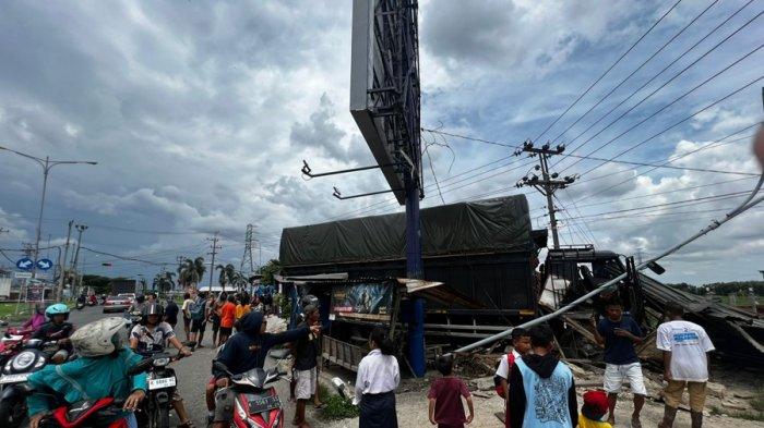 Kondisi truk tronton yang menabrak bangunan warung makan di Ngantru, Kabupaten Pati, Selasa (3/12/2024) siang.