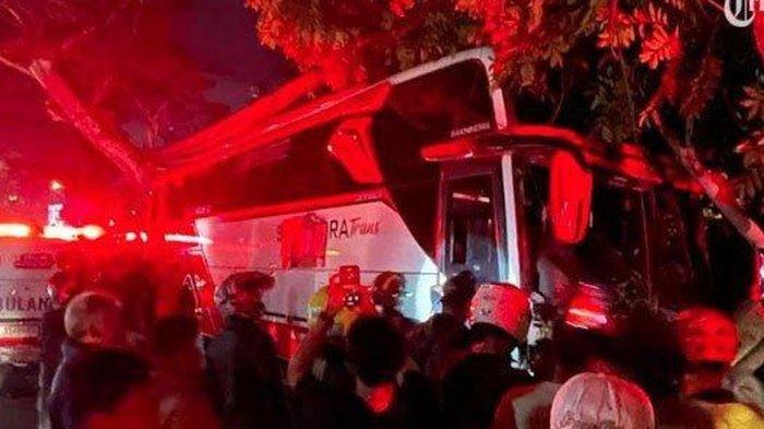 Kecelakaan bus pariwisata Sakhindra Trans melibatkan beberapa kendaraan terjadi di depan Batu Town Square (Batos) Kota Batu, Rabu (8/1/2025) malam.