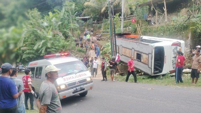Kecelakaan bus terguling di Jalan Imogiri Panggang, Kabupaten Bantul, Minggu (21/4/2024).