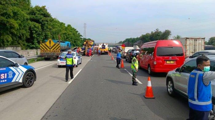Kecelakaan di KM 58 + 600 arah Jakarta Ruas Jalan Tol Jakarta-Cikampek pada hari Senin (08/04/2024) pukul 07.04 WIB.