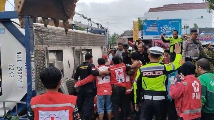 Kecelakaan lalu lintas terjadi di simpang tiga Pasar Selang Kabupaten Kebumen Jawa Tengah, Rabu (7/2/2024). Satu orang tertindih sebuah truk bermuatan gas.