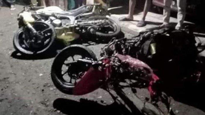 Kecelakaan maut di Gresik, tepatnya di Jalan Raya Desa Tanjung, Kecamatan Kedamean, Senin (1/4/2024) malam. Akibat kecelakaan yang melibatkan Kawasaki Ninja RR dengan Honda Scoopy itu, dua orang tewas.