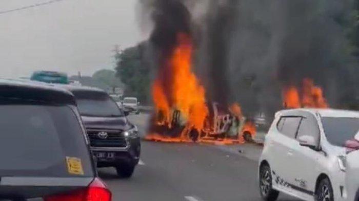 Kecelakaan maut di jalur kontraflow Tol Km 58 Jakarta-Cikampek, Karawang, Jawa Barat pada Senin (8/4/2024) sekira pukul 08.00 WIB. Adapun kecelakaan melibatkan tiga kendaraan yaitu bus dan dua minibus. (Foto Tangkapan Layar)