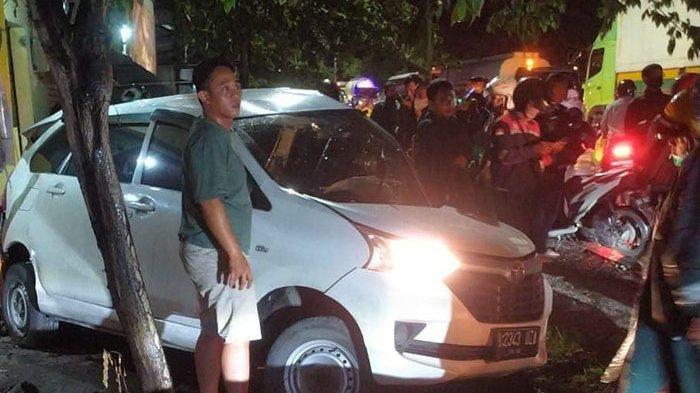 Kecelakaan mobil di Jalan Raya Duduksampeyan, Gresik, Sabtu (20/1/2024).
