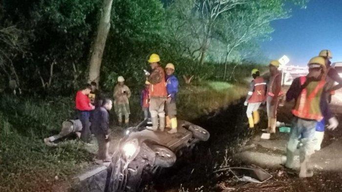 Kecelakaan mobil minibus pecah ban dan masuk ke parit di Tol Cipali KM 92, Minggu (8/9/2024) malam.