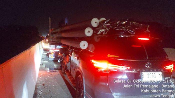Kecelakaan mobil vs truk trailer melibatkan Kapolres Boyolali AKBP Muhamad Yoga Buana Dipta Ilafi di Jalan Raya Tol Batang Desa Kandeman Kecamatan Kandeman, Kabupaten Batang,  Selasa (1/10/2024) sekira  pukul 01.25 WIB.