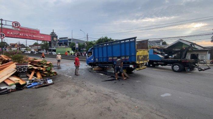 Kecelakaan truk bermuatan papan kayu di Jalan Perintis Kemerdekaan, dekat persimpangan Taman Unyil, Ungaran Barat, Kabupaten Semarang pada Kamis (4/7/2024) pagi.