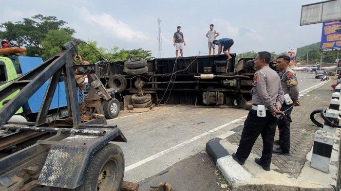 Kecelakaan truk boks terguling di Exit Tol Bawen, Bawen, Kabupaten Semarang pada Sabtu (16/12/2023) siang.