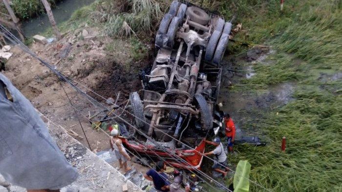 Kecelakaan yang melibatkan truk tanki bermuatan aspal menabrak sejumlah kendaraan hingga masuk jurang dan terbalik di Jalan Raya Gemawang, Kecamatan Jambu, Kabupaten Semarang, Minggu (22/10/2023) petang.