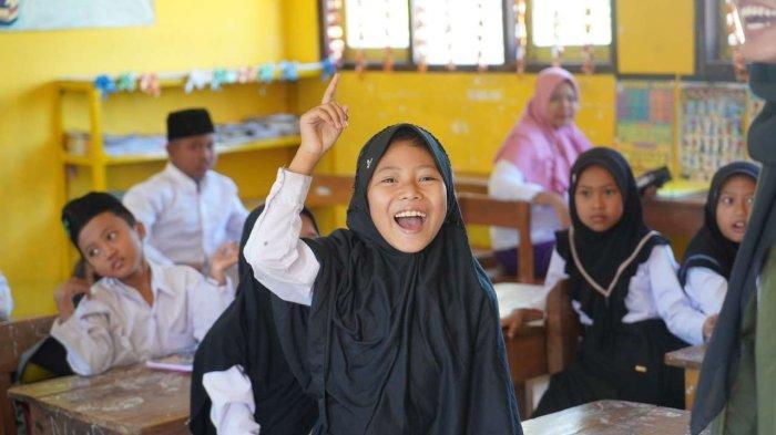 Keceriaan salah satu siswa mengikuti kegiatan dari program Semen Gresik Goes to School yang diselenggarakan di 11 SD, dilingkungan sekitar Perusahaan.