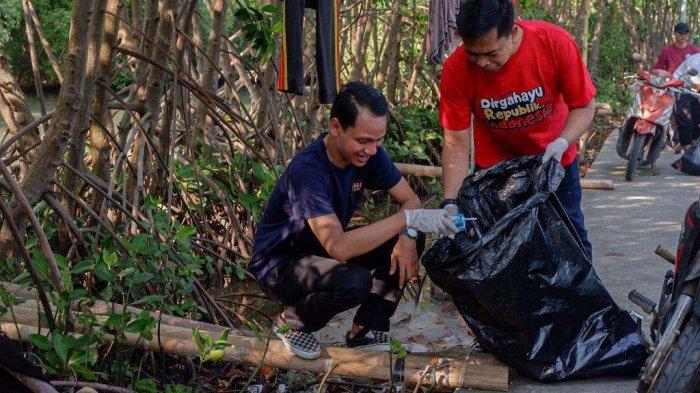 Kegiatan Beach Clean Up dan Penanaman Mangrove