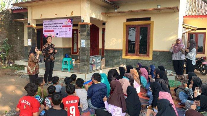 Kegiatan taman baca bersama anak-anak desa tamansari