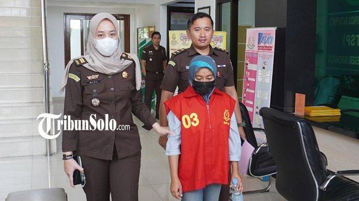 Kejaksaan Negeri (Kejari) Sukoharjo menetapkan RS dengan kasus tindak pidada korupsi penyalahgunaan kredit fiktif dan penyalahgunaan tabungan nasabah PT BKK Jateng Cabang Sukoharjo Kantor Kas Bulu, Kamis (19/10/2023).