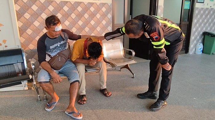 Anggota Polres Kendal menenangkan keluarga korban yang tertenduk lesu dan menangis seusai melihat kondisi jenazah korban kecelakaan maut Pajero Tol Kendal - Semarang di depan ruang jenazah RSI Weleri Kendal, Sabtu (22/6/2024).