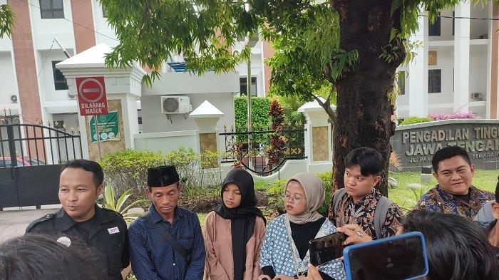Keluarga almarhum Oki Kristodiawan (27) didampingi kuasa hukumnya, mendatangi Polda Jateng untuk melakukan audiensi sekaligus penyerahan laporan dugaan pelanggaran etik Polres Banyumas kepada Propam Polda Jateng, Jumat (7/7/2023).