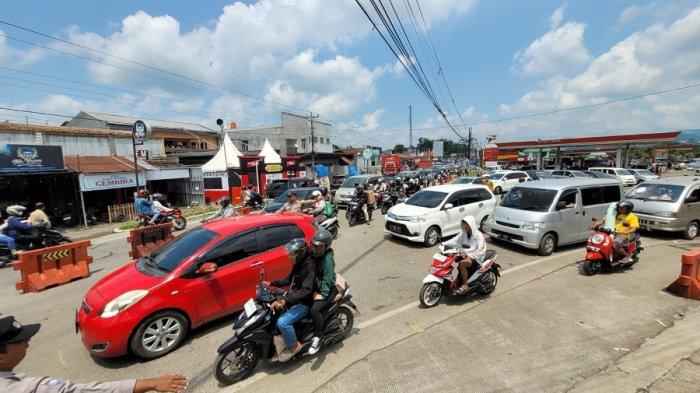 Kondisi kemacetan di Simpang Tiga Ajibarang, Kabupaten Banyumas, Senin (15/4/2024).