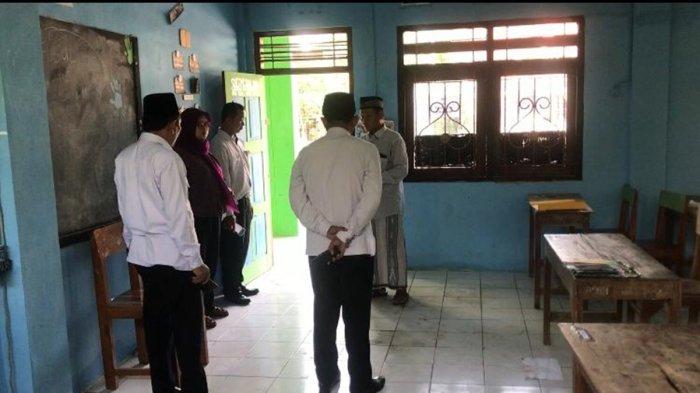 Suasana saat Kepala Kantor Kemenag Kabupaten Demak Afief Mundzier mengecek ruang kelas MA Yasua, tempat guru dibacok siswanya sendiri, Senin (25/9/2023).