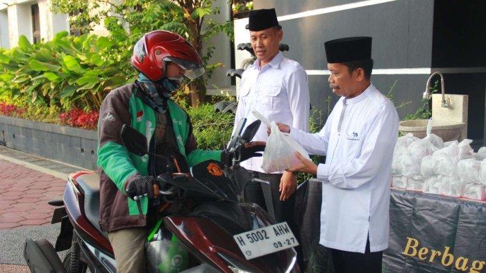 Kemenkumham Jateng Bagi Takjil Gratis kepada Masyarakat, Berbagi Berkah di Bulan Ramadan