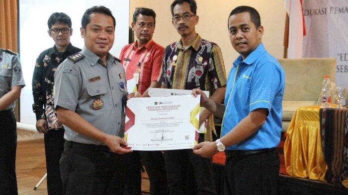 Kemenkumham Jateng Serahkan 6 Sertifikat Penghargaan Bagi Pusat Perbelanjaan Di Jepara Dan Kudus